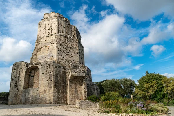 Utsikt över det gamla Magne-tornet i fontänens trädgårdar i Nimes — Stockfoto