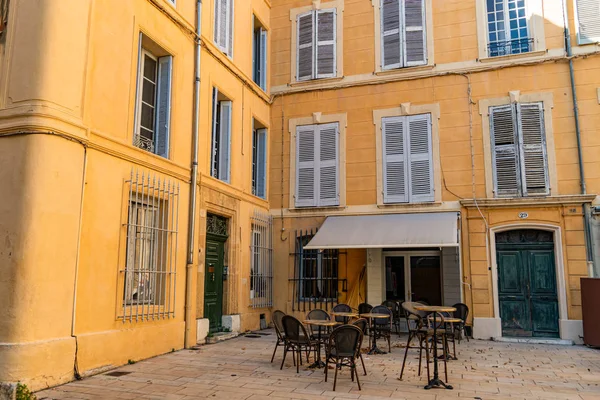 Casa típica de la Provenza francesa con cafetería en el pueblo, Francia —  Fotos de Stock