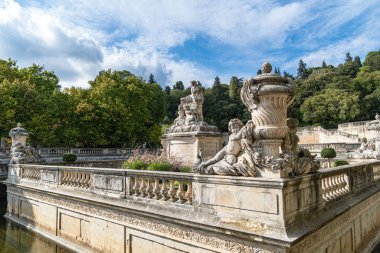 Nimes 'teki Jardin de la fontaine' deki güzel çeşmenin ayrıntıları.