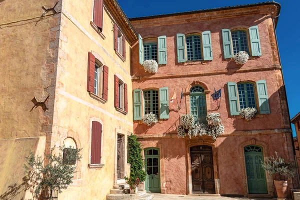 Tipica casa provenzale francese nel villaggio — Foto Stock