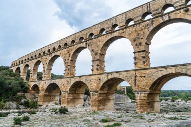 Pont du Gard en uzun su kemeri ve köprüdür.