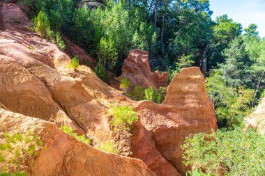Roussillon, Provence 'deki kırmızı renkli mermer kanyon kayaları.