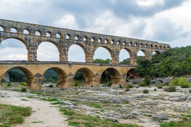 Pont du Gard, Fransa 'nın güneyindeki Roma su kemerinin bir parçasıdır.