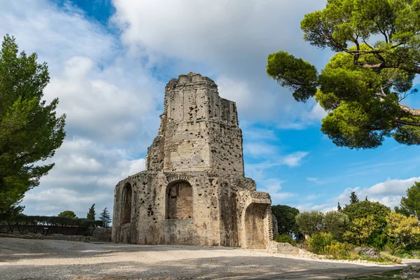Fransa 'nın Nimes kentindeki Çeşme Bahçeleri' ndeki eski Magne kulesine bakın.