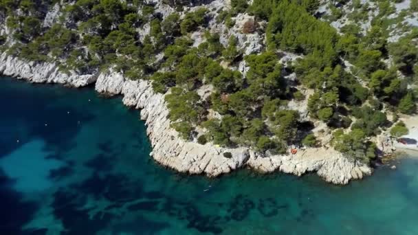 Wideo z lotu ptaka na wybrzeżu Corse Wilde w słonecznym, lazurowym kolorze morza. — Wideo stockowe