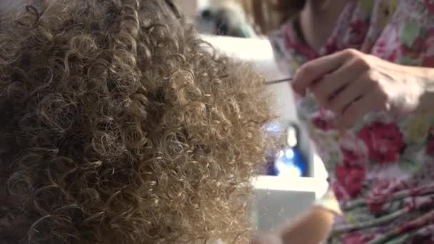 Stylista Sprawia Kręcone Fryzury Afro Dla Kobiety Przez Gorąco Curling — Wideo stockowe