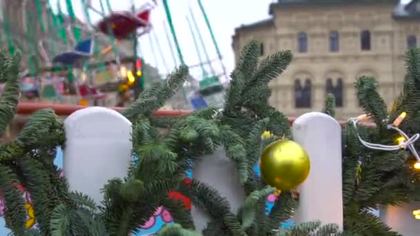 Kerst straat decoraties op de markt met carrousel rit voor kinderen — Stockvideo