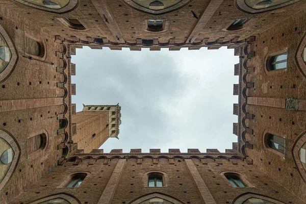 Ayuntamiento campanario vista desde el patio de Siena — Foto de Stock