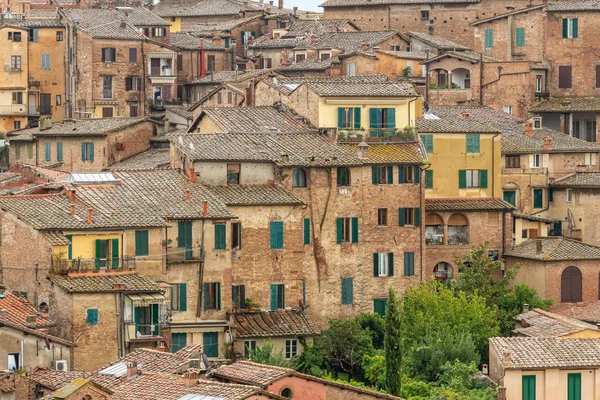Huizen gebouwd op een heuvel in Siena — Stockfoto