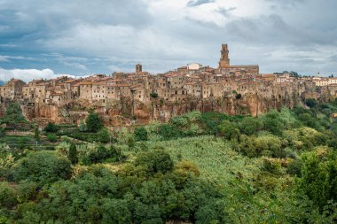 Pitigliano 'nun güzel manzarası, Toskana' daki ortaçağ kasabası.