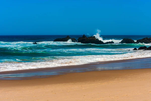 Grote brekende oceaan golf op een zandstrand — Stockfoto