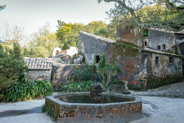 Antiche rocce e edificio in pietra. Convento dei Cappuccini — Foto Stock