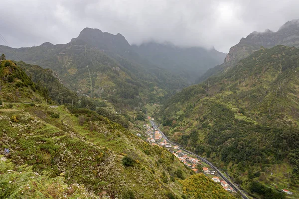 Yağmur sırasında Madeira adasındaki yeşil dağların güzel manzarası — Stok fotoğraf