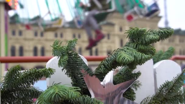 Decoraciones callejeras de Navidad en el mercado con paseo en carrusel para niños — Vídeo de stock