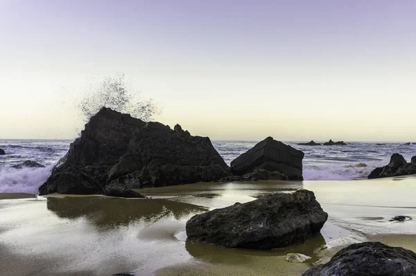 Rotsachtig strand bij Sunrise, Adraga, Portugal. Reis-en bedrijfs achtergrond — Stockfoto
