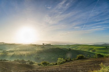 Yaz aylarında gün batımında Tuscany'de manzara