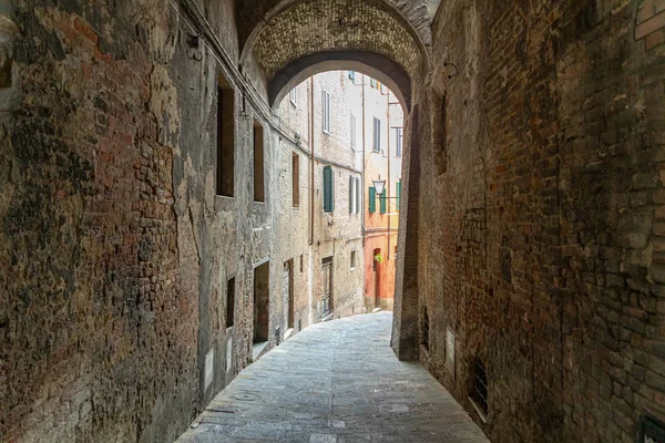 Calle medieval estrecha en Siena, Toscana, Italia . —  Fotos de Stock