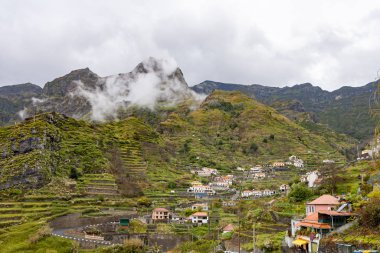 Yağmur sırasında Madeira adasındaki yeşil dağların güzel manzarası