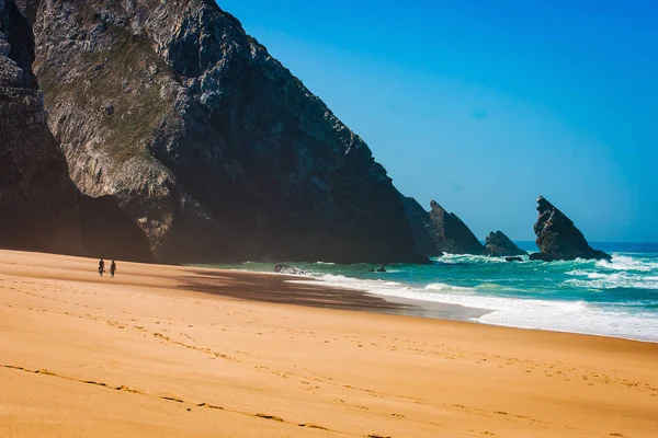 Idyllische wild strand in de zomer. Algarve, portugal. — Stockfoto