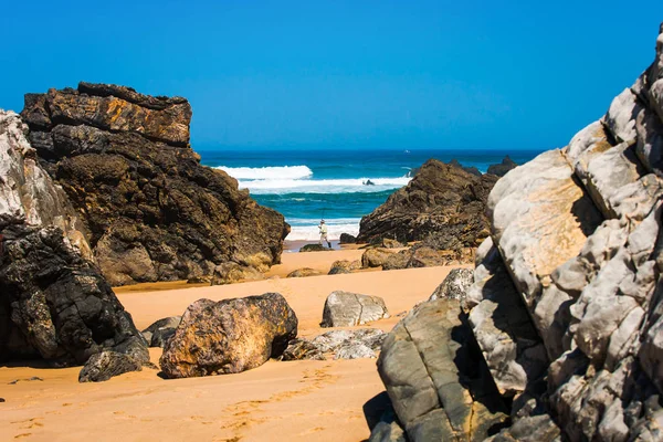Paisaje de playa rocosa portugal con pescador —  Fotos de Stock