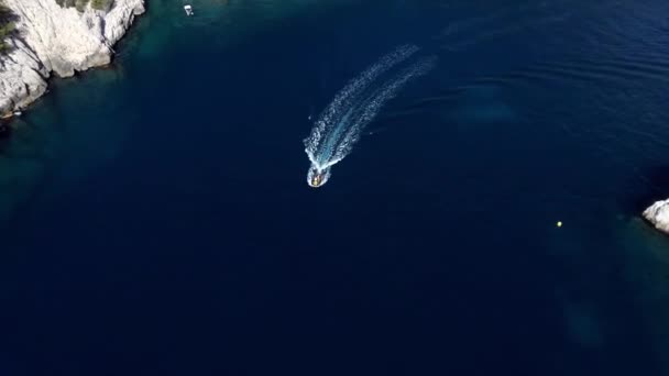 Barco pequeno que ruge através do Mar Mediterrâneo — Vídeo de Stock