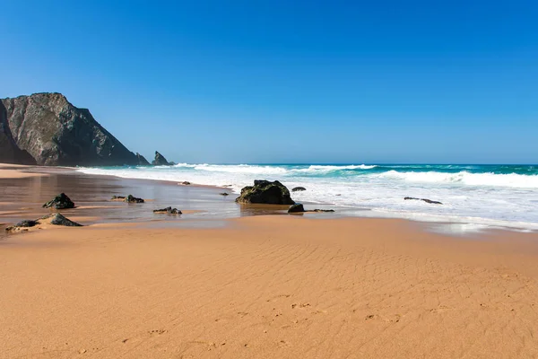 Gran ola rompiendo el océano en una playa de arena — Foto de Stock