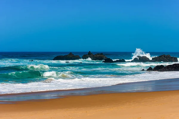 Große brechende Meereswelle an einem Sandstrand — Stockfoto