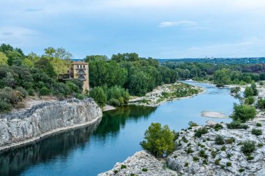 Pont du Gard 'ın altındaki Gardon nehri, Nimes, Fransa