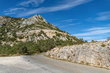 Fransız Alplerindeki Verdon Gorge Ulusal Parkı 'nda dar yol