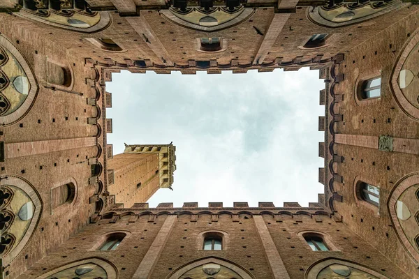 Campanario del Palazzo Pubblico, en el Piazzo del Campo, Siena — Foto de Stock