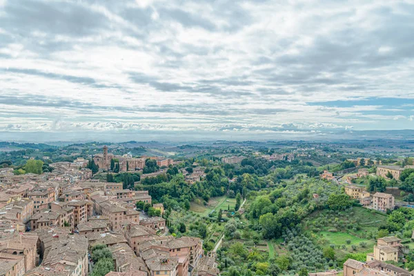 Hermosa vista panorámica aérea del casco antiguo de la ciudad medieval de Siena — Foto de Stock