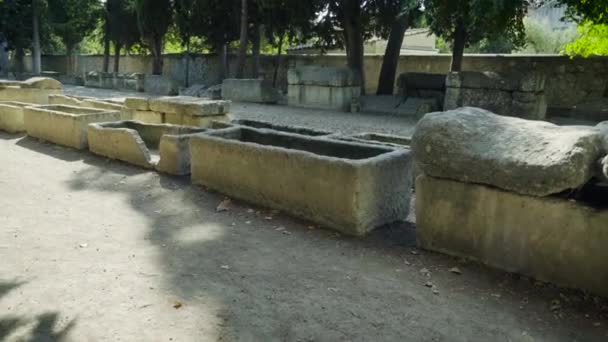 Oude Romeinse necropolis Les Alyscamps in Arles, Provence — Stockvideo
