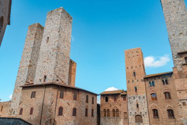 Güneşli bir günde tarihi San Gimignano kasabasında ünlü Piazza del Duomo 'nun panoramik manzarası