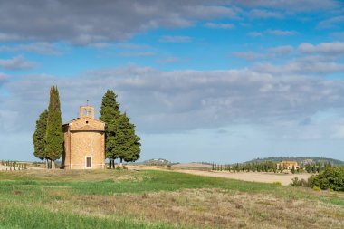 Cappella di Vitaleta ve Toskana 'da selvi.