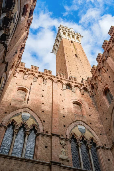 Siena Patio Palacio Público y Torre de Mangia — Foto de Stock