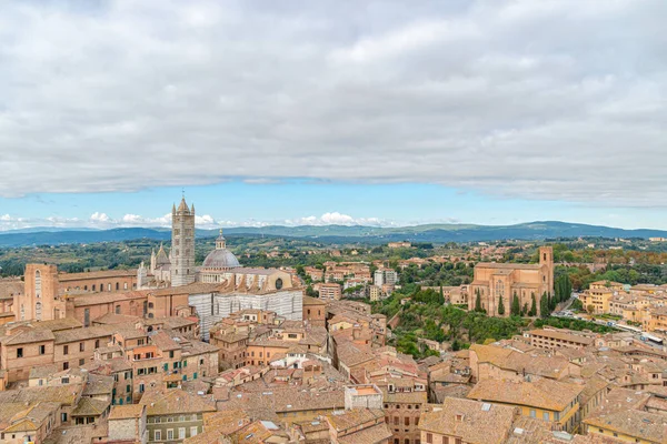 Paisaje de Siena, una hermosa ciudad medieval en Toscana — Foto de Stock
