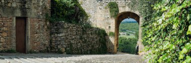 Eski şehir, İtalya, Monteriggioni 'den kapı kemeri.