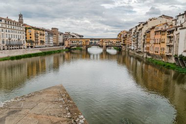 Floransa 'da Arno Nehri' nin karşısındaki Ponte Vecchio köprüsü