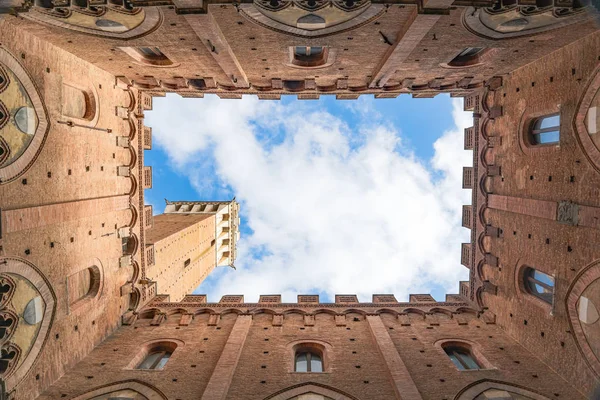 Siena Patio Palacio Público y Torre de Mangia — Foto de Stock