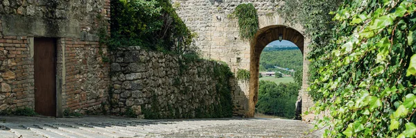 Arco della porta dalla città vecchia, Italia, Monteriggioni — Foto Stock