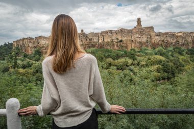 Ortaçağ köyüne bakan kadın Pitigliano, İtalya