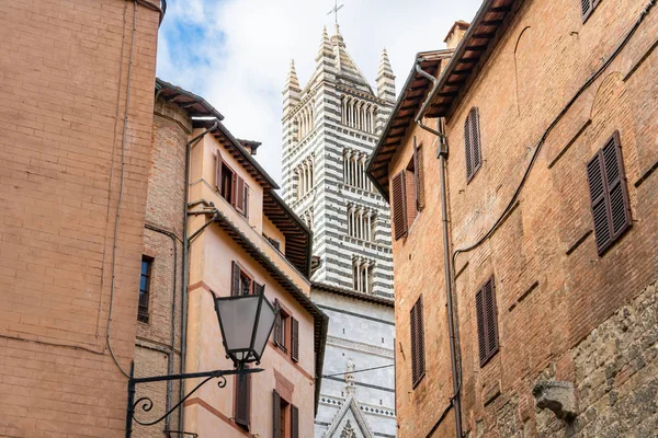Estrecha calle acogedora en Florencia, Toscana, Italia. Arquitectura y punto de referencia de Florencia — Foto de Stock