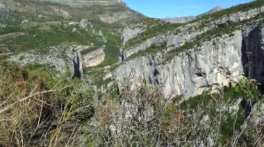 Kanyon ve Verdon nehri üzerindeki muhteşem kayalar. Provence, Fransa