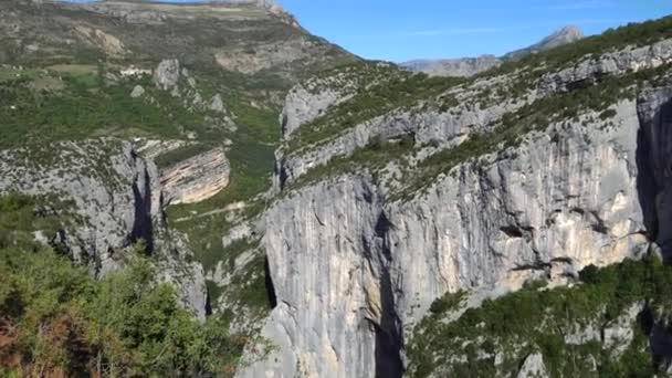 De prachtige rotsen boven de canyon en de rivier de Verdon. Provence, Frankrijk — Stockvideo