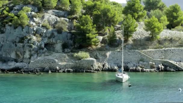 Bílá plachetnice v mořské fjordu. Národní park Calanques v Provence. — Stock video