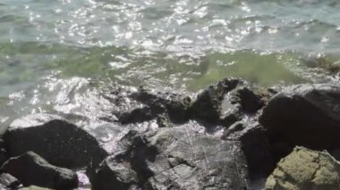 Kayalık deniz kıyısı. Ligurya Denizi, Monterossa Köyü, Cinqe Terre İtalya