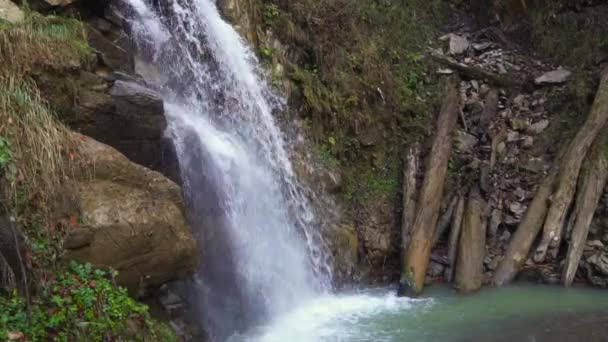 Malowniczy wodospad kaskadowy w górach. — Wideo stockowe