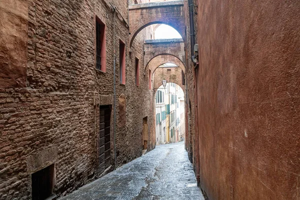 Arched street in mediterranean town — 图库照片