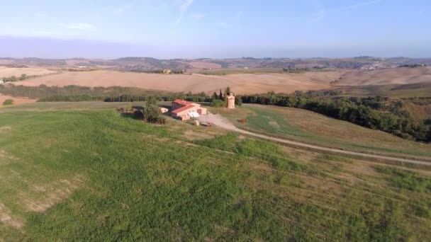 Cappella di vitaleta mit Zypressen in der Toskana — Stockvideo