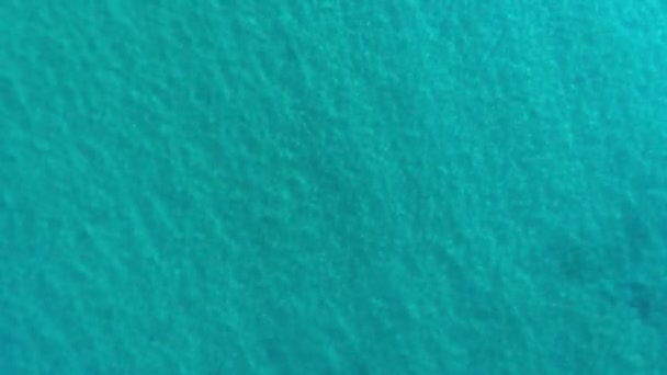 Вид сверху с высоты голубой лазурной бирюзовой морской воды — стоковое видео
